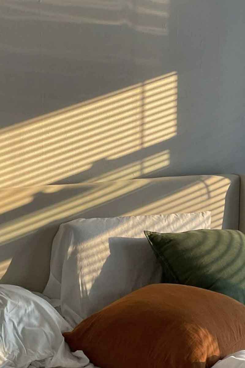 picture showing the pillows and bedsheets that need to often be changed not to trigger acne issues