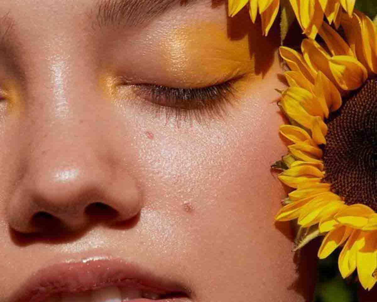 Cover image for the article Sunflower Oil: The Surprising Ingredient for Acne-Prone Skin