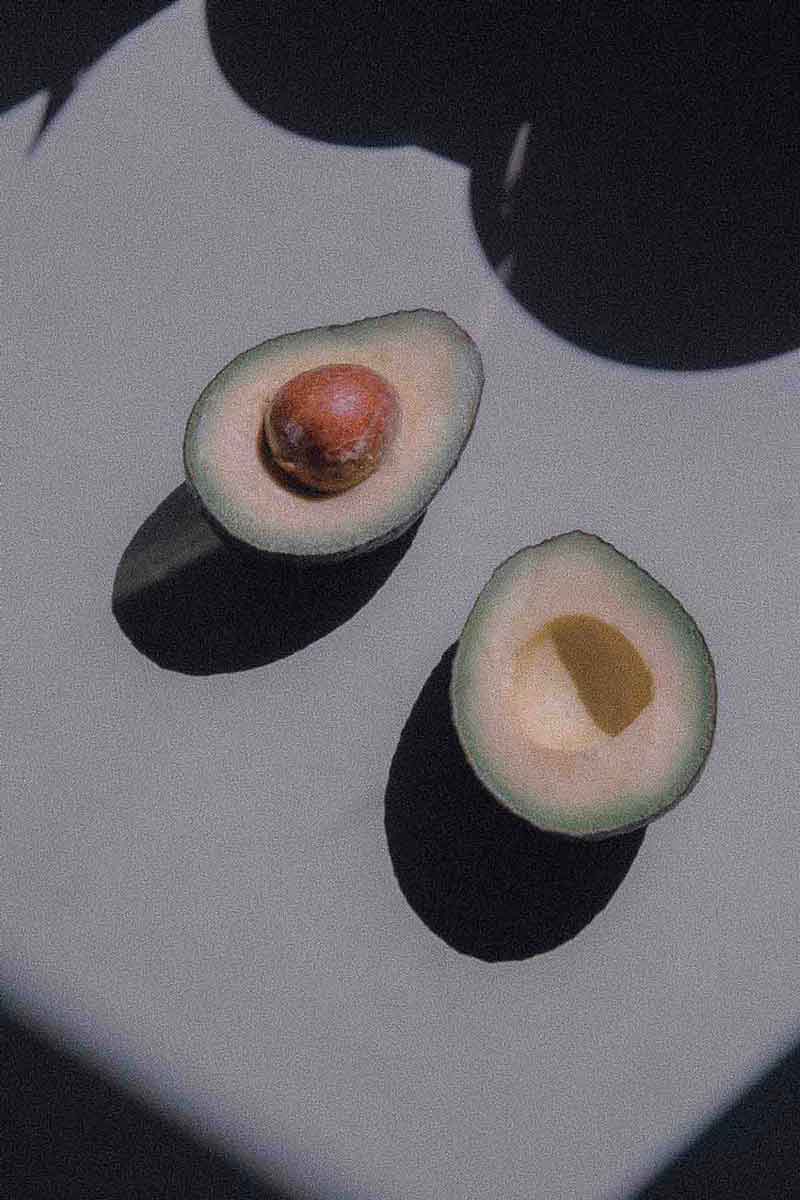 picture of avocados, one of the best ingredients and superfoods against dry skin<br />
