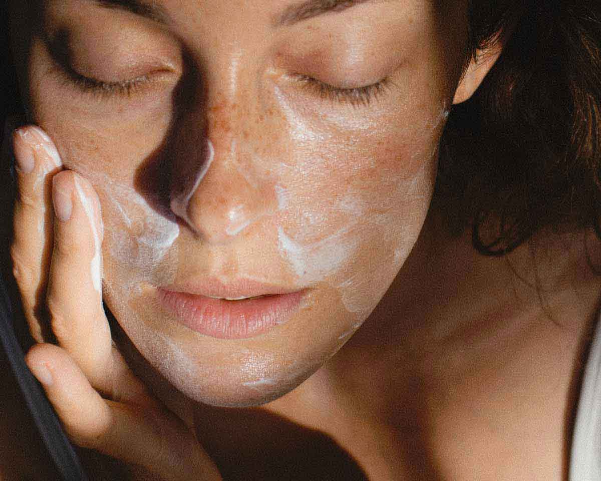 cover image for the article The Best Skincare Products for Fine Lines: A Review of the Top Brands and Formulas