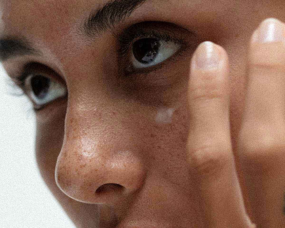 cover image for the article how to choose the right moisturizer for dry skin, showing a woman using a moisturizer