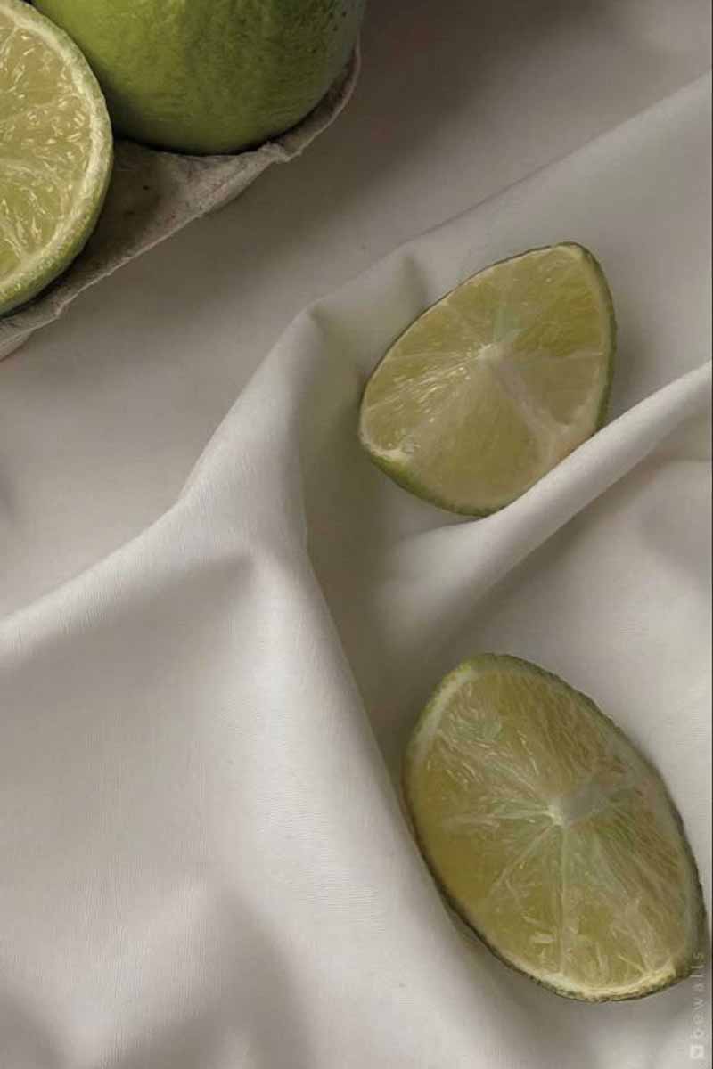 picture of the lime fruit on a white cotton sheet